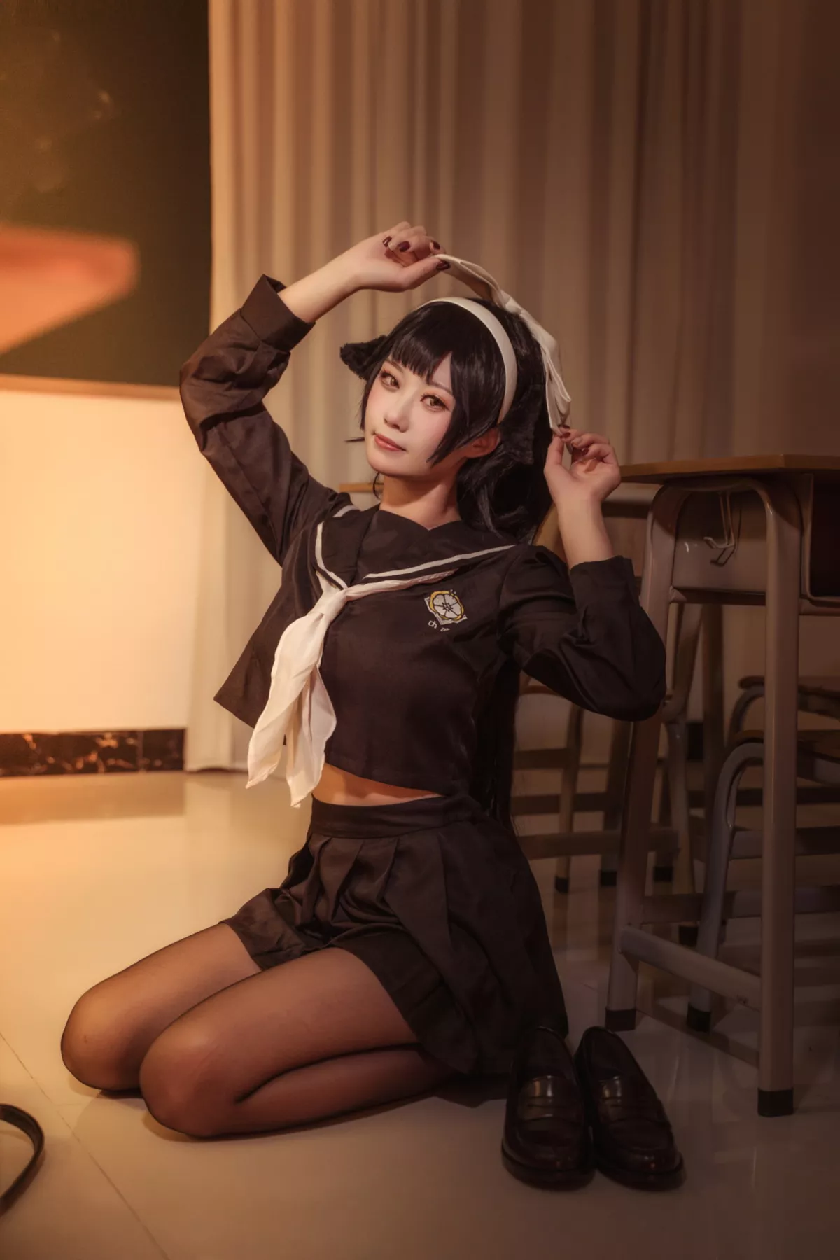 Coser美女贞子蜜桃碧蓝航线主题教室里性感学生制服配超薄黑丝秀美腿诱惑写真35P
