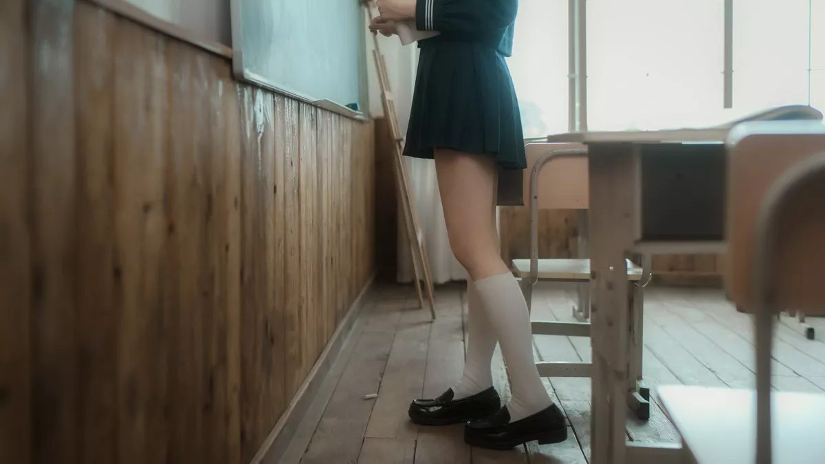 网络美女西园寺南歌与班长的游戏主题教室里性感制服露黑色蕾丝内衣诱惑写真137P