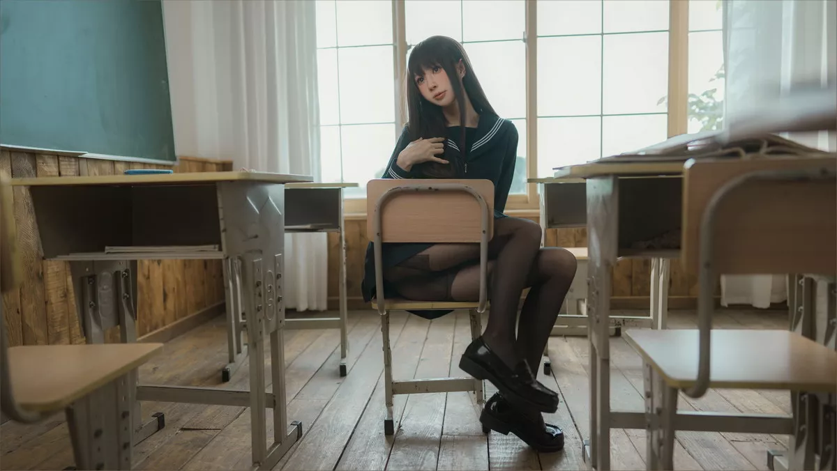 网络美女西园寺南歌与班长的游戏主题教室里性感制服露黑色蕾丝内衣诱惑写真137P