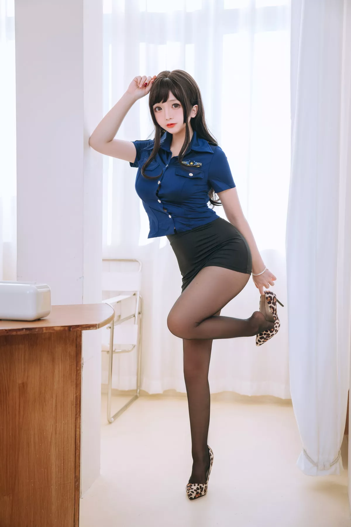 Cosplay美女日奈娇豹纹女警主题蓝上衣配黑短裙半脱露豹纹内衣丰满诱惑写真109P