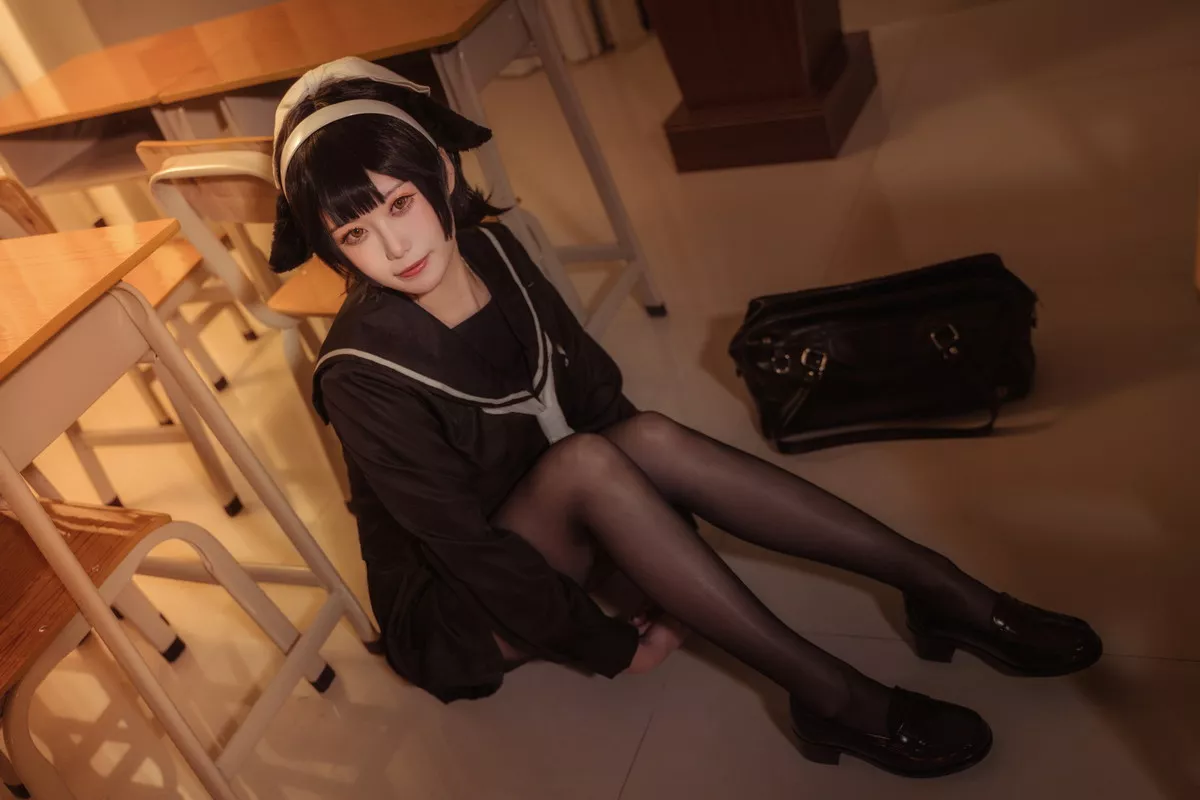 Coser美女贞子蜜桃碧蓝航线主题教室里性感学生制服配超薄黑丝秀美腿诱惑写真35P