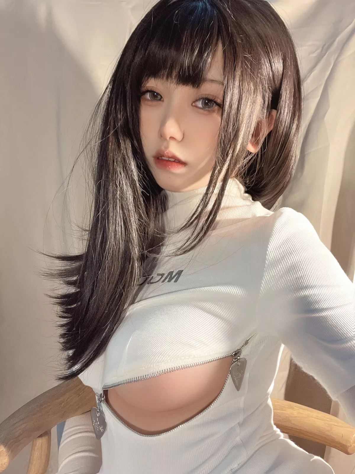 网络美女一北亦北吉他妹妹主题私房性感白色开胸服饰半撩秀豪乳翘臀诱惑写真33P