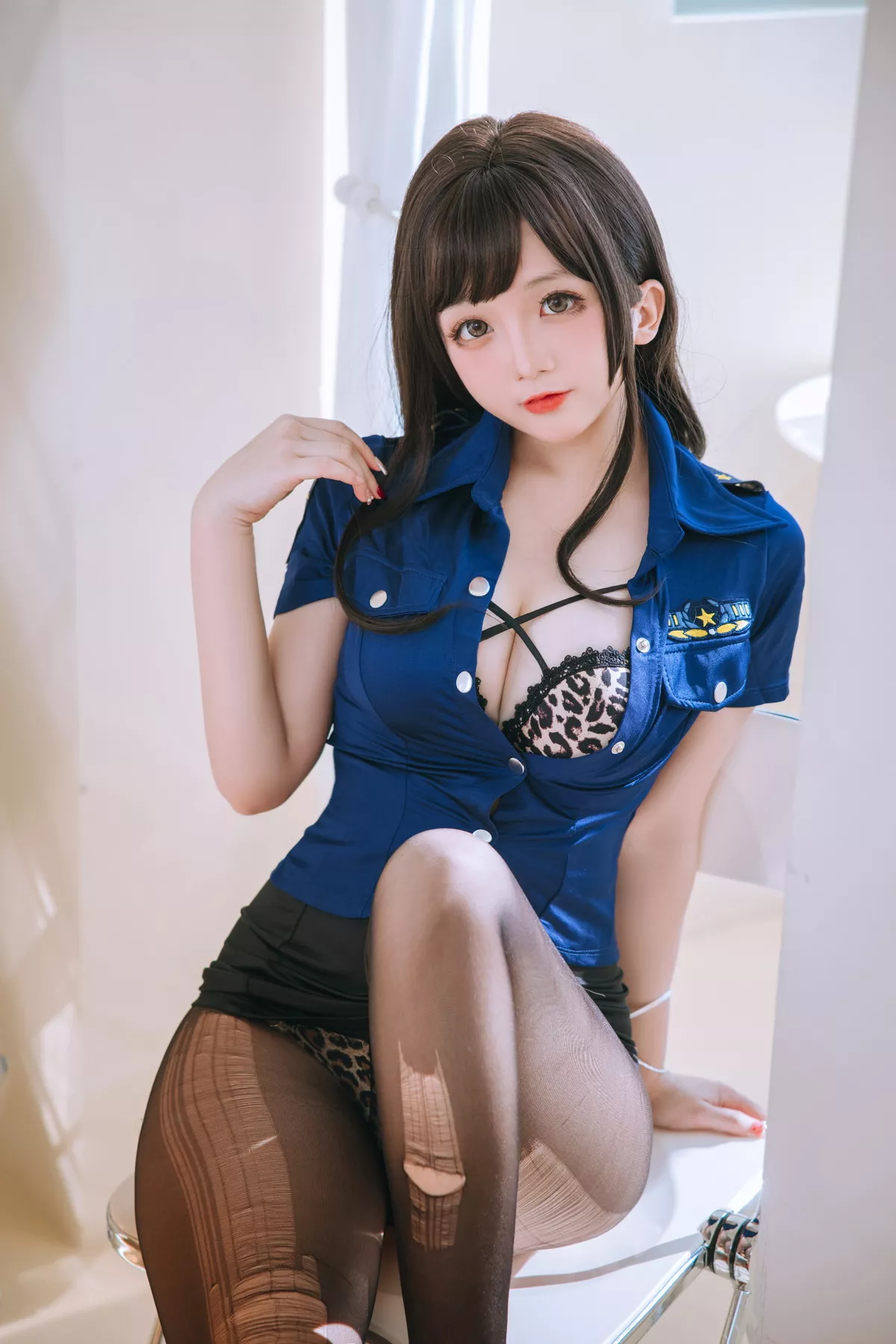 Cosplay美女日奈娇豹纹女警主题蓝上衣配黑短裙半脱露豹纹内衣丰满诱惑写真109P