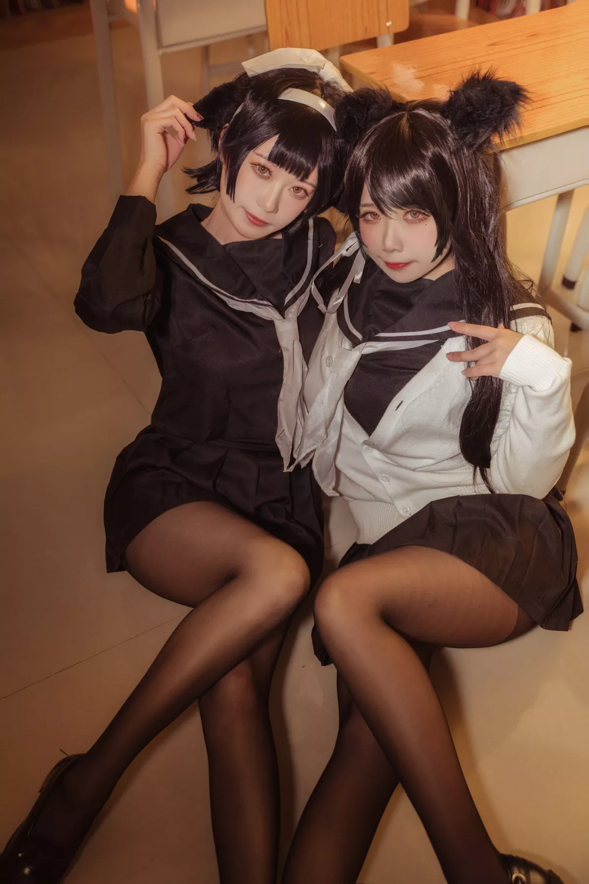 Coser美女贞子蜜桃碧蓝航线主题教室里性感学生制服配超薄黑丝秀美腿诱惑写真35P