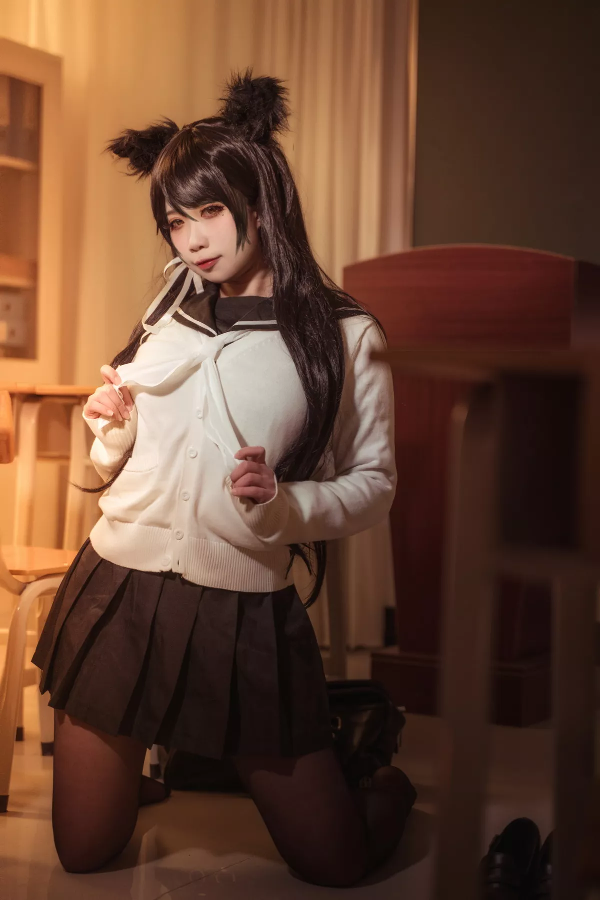 Coser美女贞子蜜桃碧蓝航线主题教室里性感学生制服配超薄黑丝秀美腿诱惑写真35P