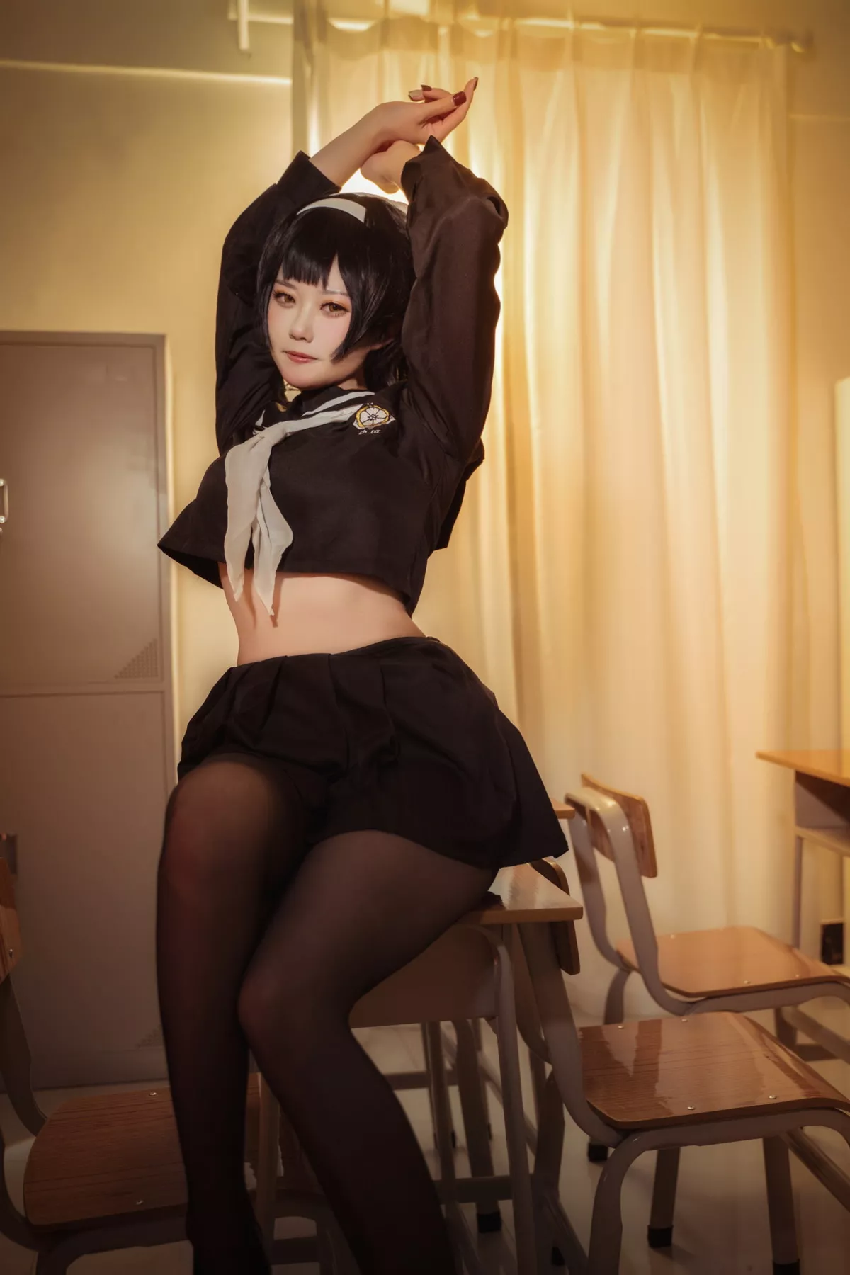 Coser美女贞子蜜桃碧蓝航线主题教室里性感学生制服配超薄黑丝秀美腿诱惑写真35P