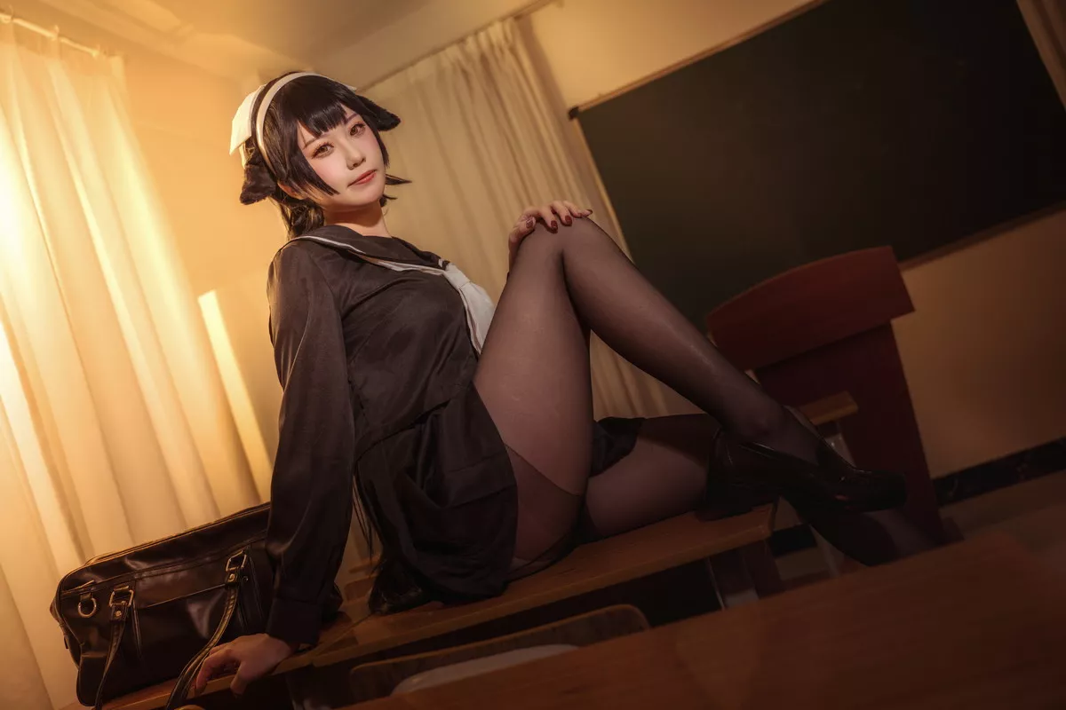 Coser美女贞子蜜桃碧蓝航线主题教室里性感学生制服配超薄黑丝秀美腿诱惑写真35P