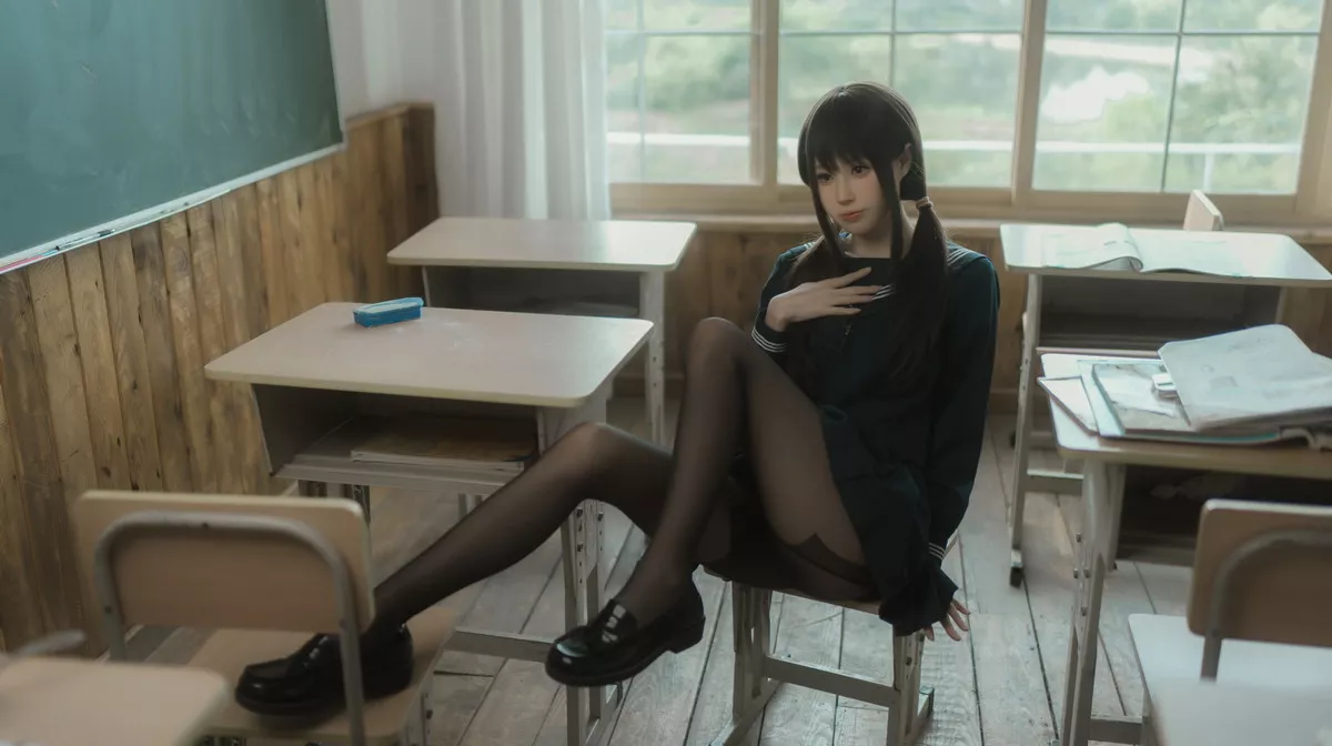 网络美女西园寺南歌与班长的游戏主题教室里性感制服露黑色蕾丝内衣诱惑写真137P