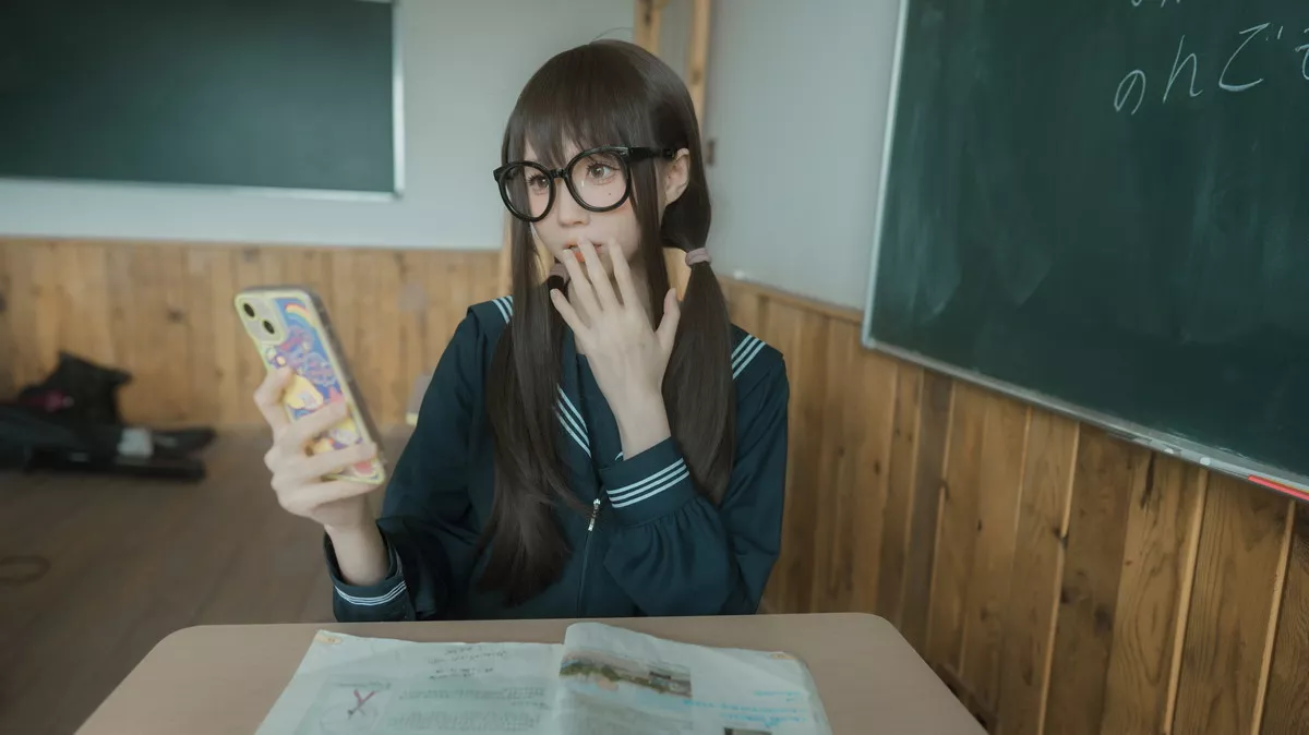 网络美女西园寺南歌与班长的游戏主题教室里性感制服露黑色蕾丝内衣诱惑写真137P