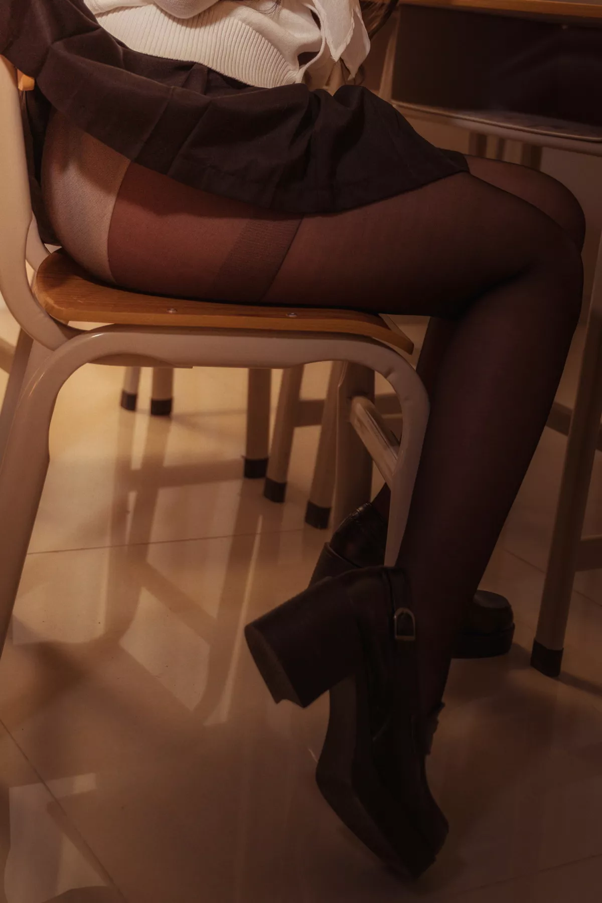 Coser美女贞子蜜桃碧蓝航线主题教室里性感学生制服配超薄黑丝秀美腿诱惑写真35P