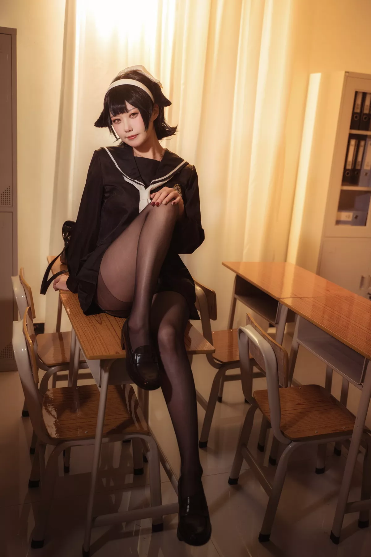 Coser美女贞子蜜桃碧蓝航线主题教室里性感学生制服配超薄黑丝秀美腿诱惑写真35P