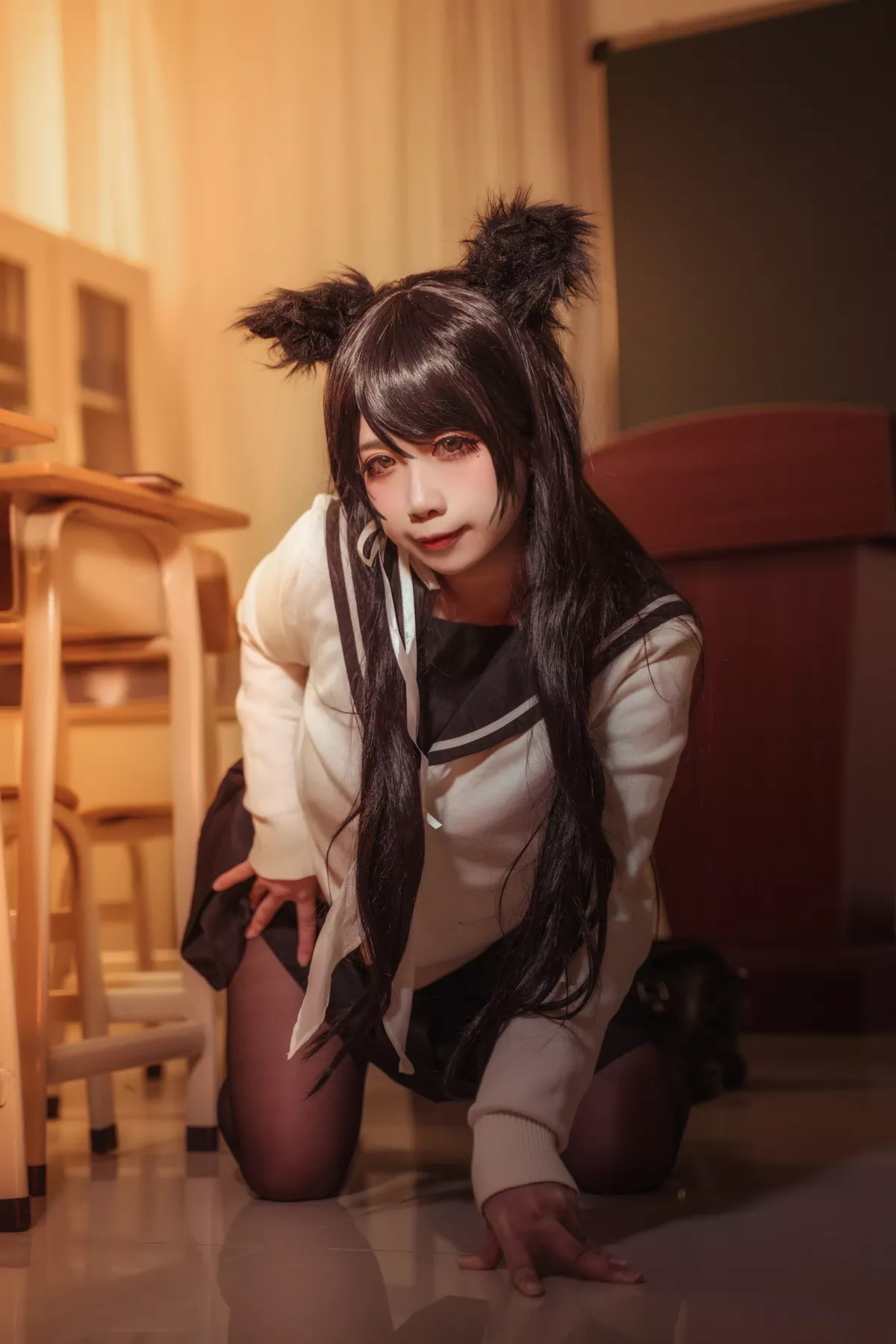 Coser美女贞子蜜桃碧蓝航线主题教室里性感学生制服配超薄黑丝秀美腿诱惑写真35P