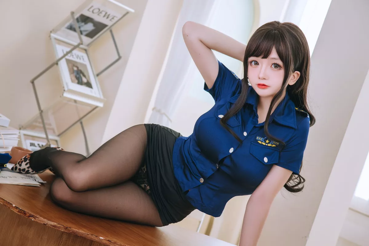 Cosplay美女日奈娇豹纹女警主题蓝上衣配黑短裙半脱露豹纹内衣丰满诱惑写真109P