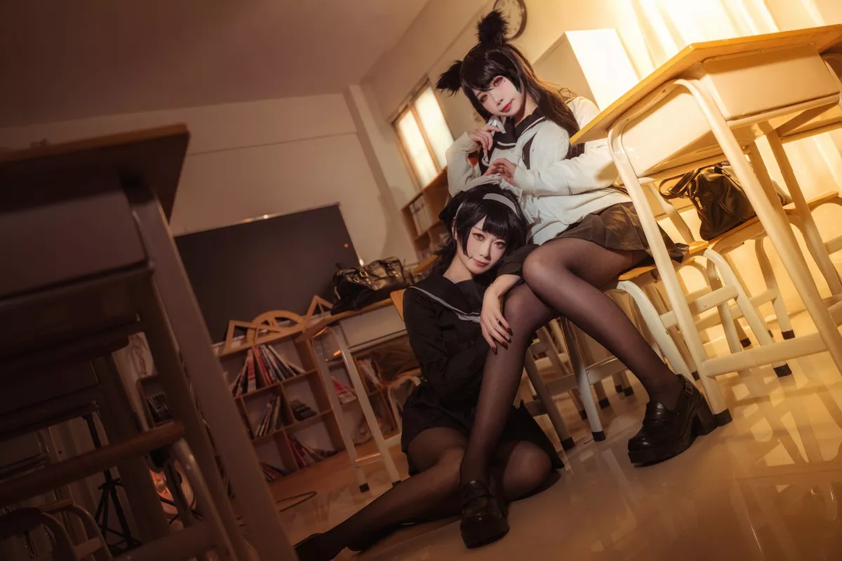 Coser美女贞子蜜桃碧蓝航线主题教室里性感学生制服配超薄黑丝秀美腿诱惑写真35P