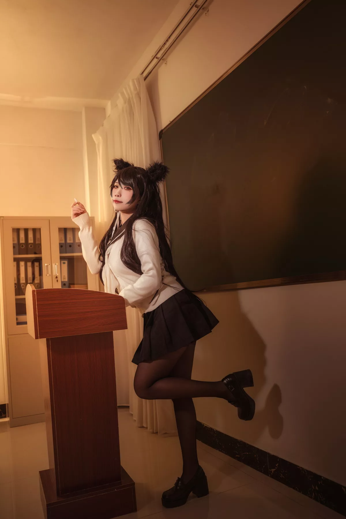 Coser美女贞子蜜桃碧蓝航线主题教室里性感学生制服配超薄黑丝秀美腿诱惑写真35P