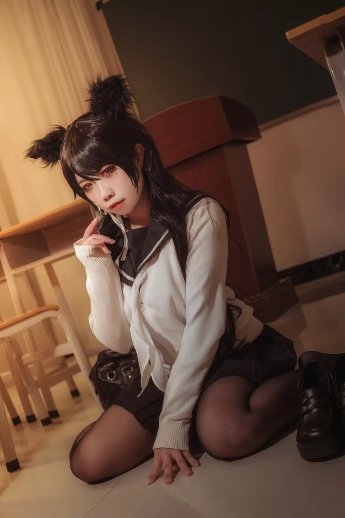 Coser美女贞子蜜桃碧蓝航线主题教室里性感学生制服配超薄黑丝秀美腿诱惑写真35P