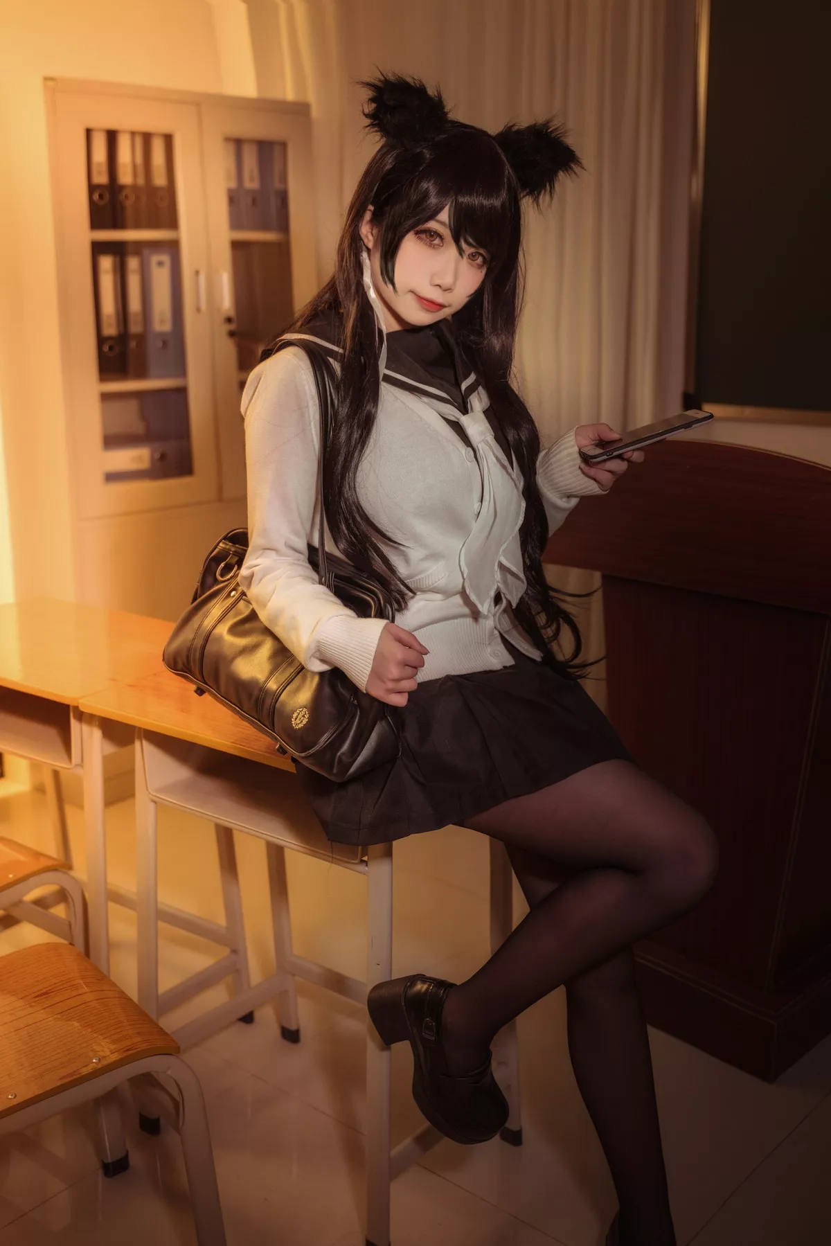 Coser美女贞子蜜桃碧蓝航线主题教室里性感学生制服配超薄黑丝秀美腿诱惑写真35P