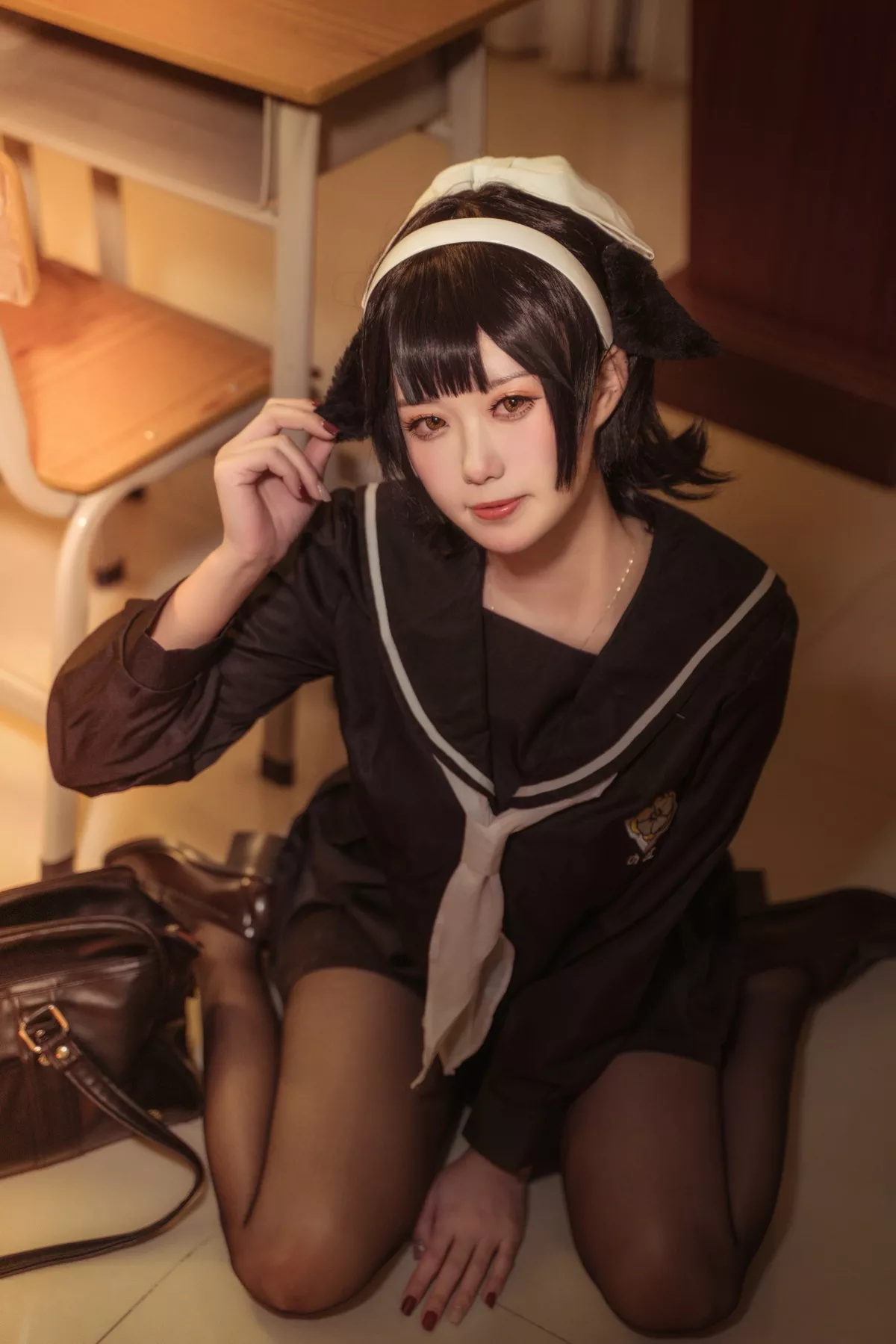 Coser美女贞子蜜桃碧蓝航线主题教室里性感学生制服配超薄黑丝秀美腿诱惑写真35P