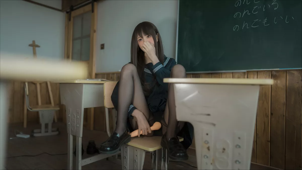 网络美女西园寺南歌与班长的游戏主题教室里性感制服露黑色蕾丝内衣诱惑写真137P