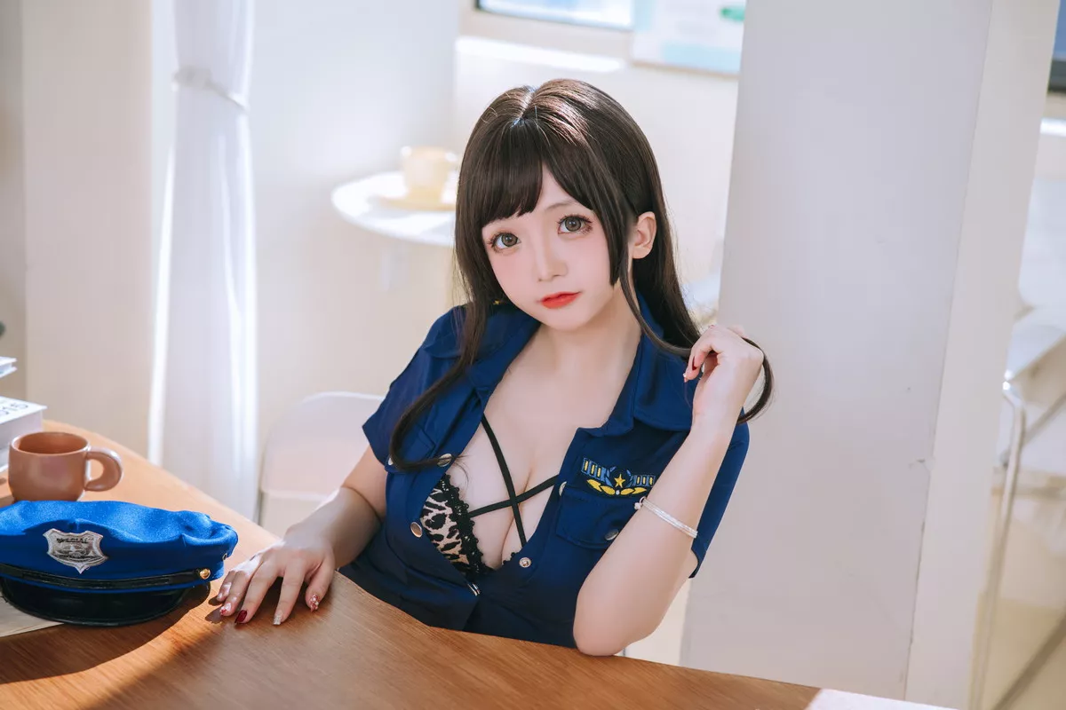 Cosplay美女日奈娇豹纹女警主题蓝上衣配黑短裙半脱露豹纹内衣丰满诱惑写真109P