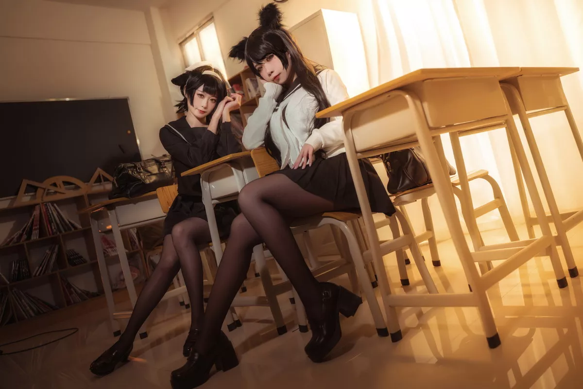 Coser美女贞子蜜桃碧蓝航线主题教室里性感学生制服配超薄黑丝秀美腿诱惑写真35P