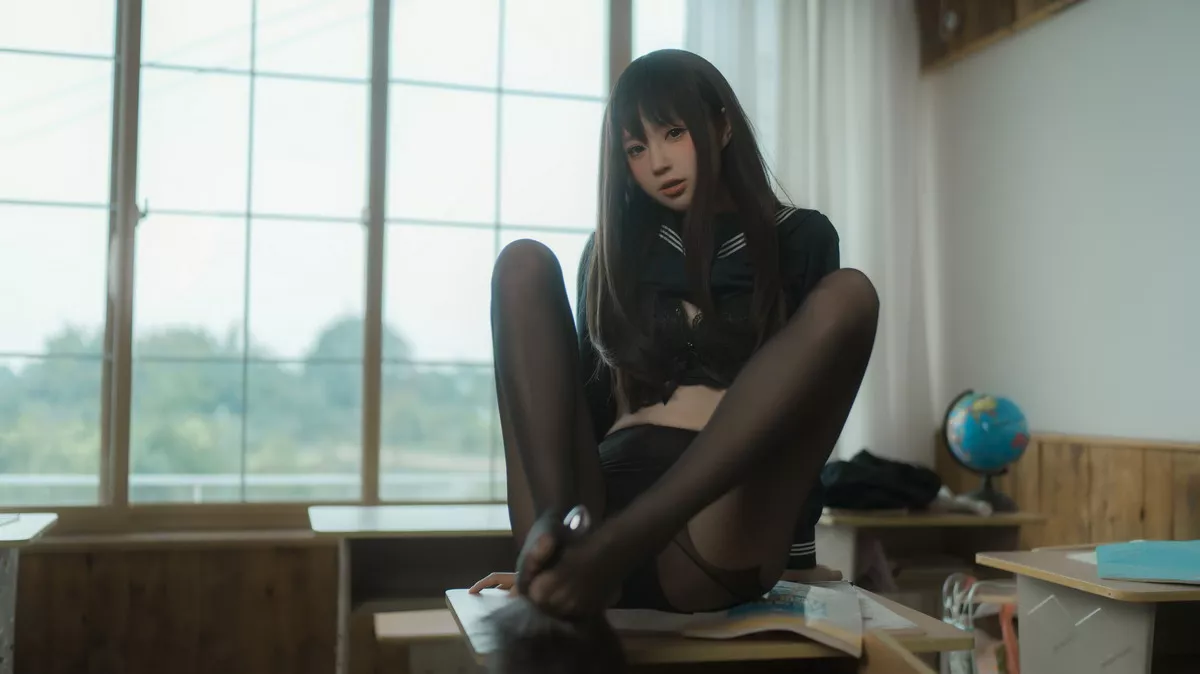 网络美女西园寺南歌与班长的游戏主题教室里性感制服露黑色蕾丝内衣诱惑写真137P