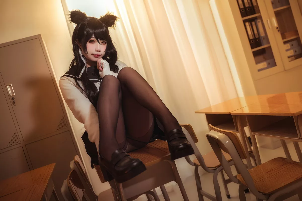 Coser美女贞子蜜桃碧蓝航线主题教室里性感学生制服配超薄黑丝秀美腿诱惑写真35P