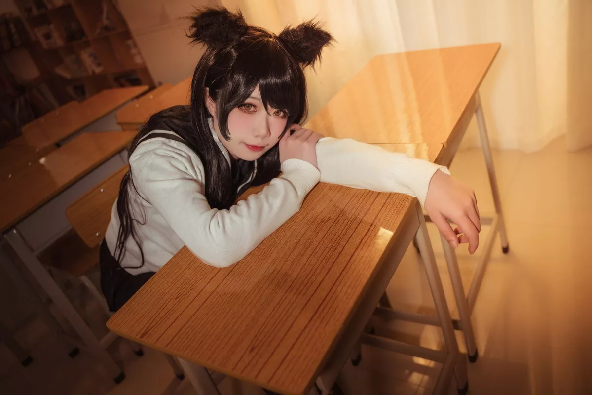 Coser美女贞子蜜桃碧蓝航线主题教室里性感学生制服配超薄黑丝秀美腿诱惑写真35P