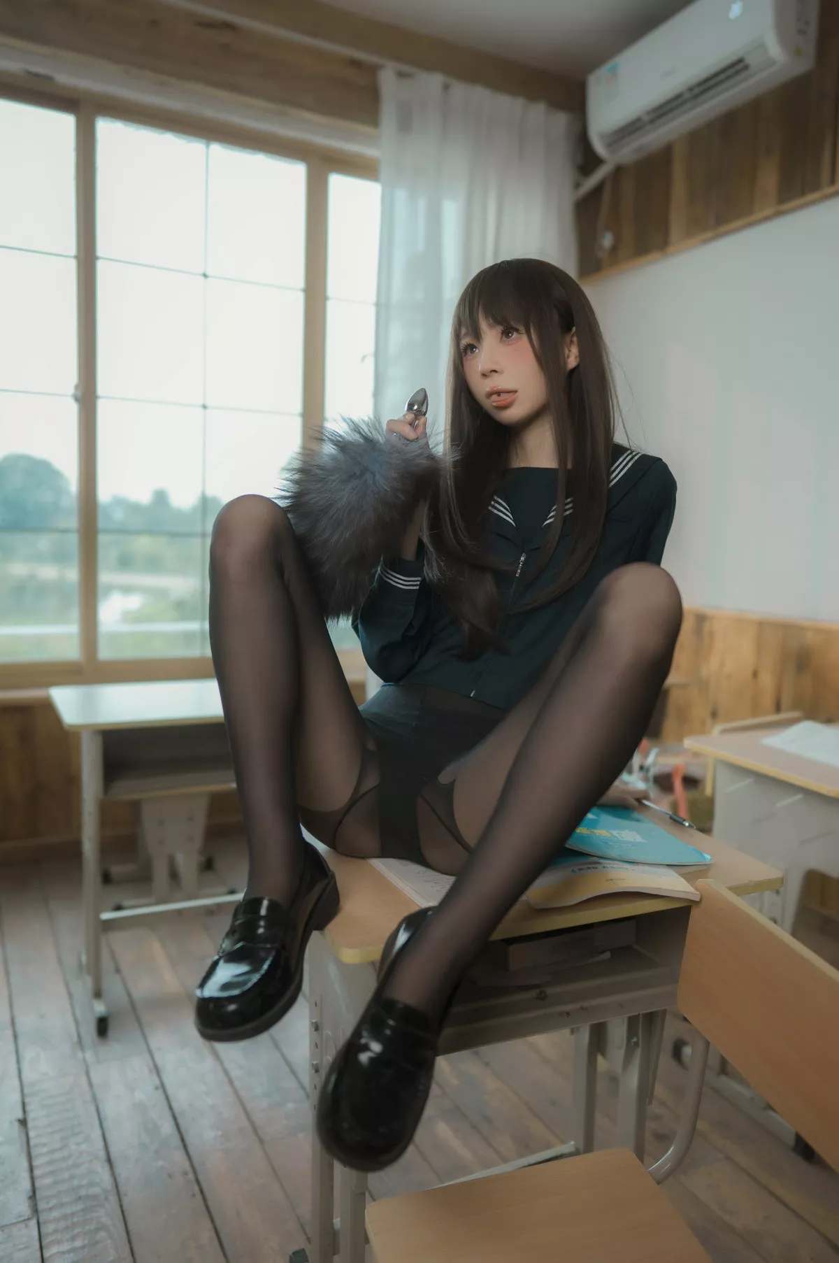 网络美女西园寺南歌与班长的游戏主题教室里性感制服露黑色蕾丝内衣诱惑写真137P