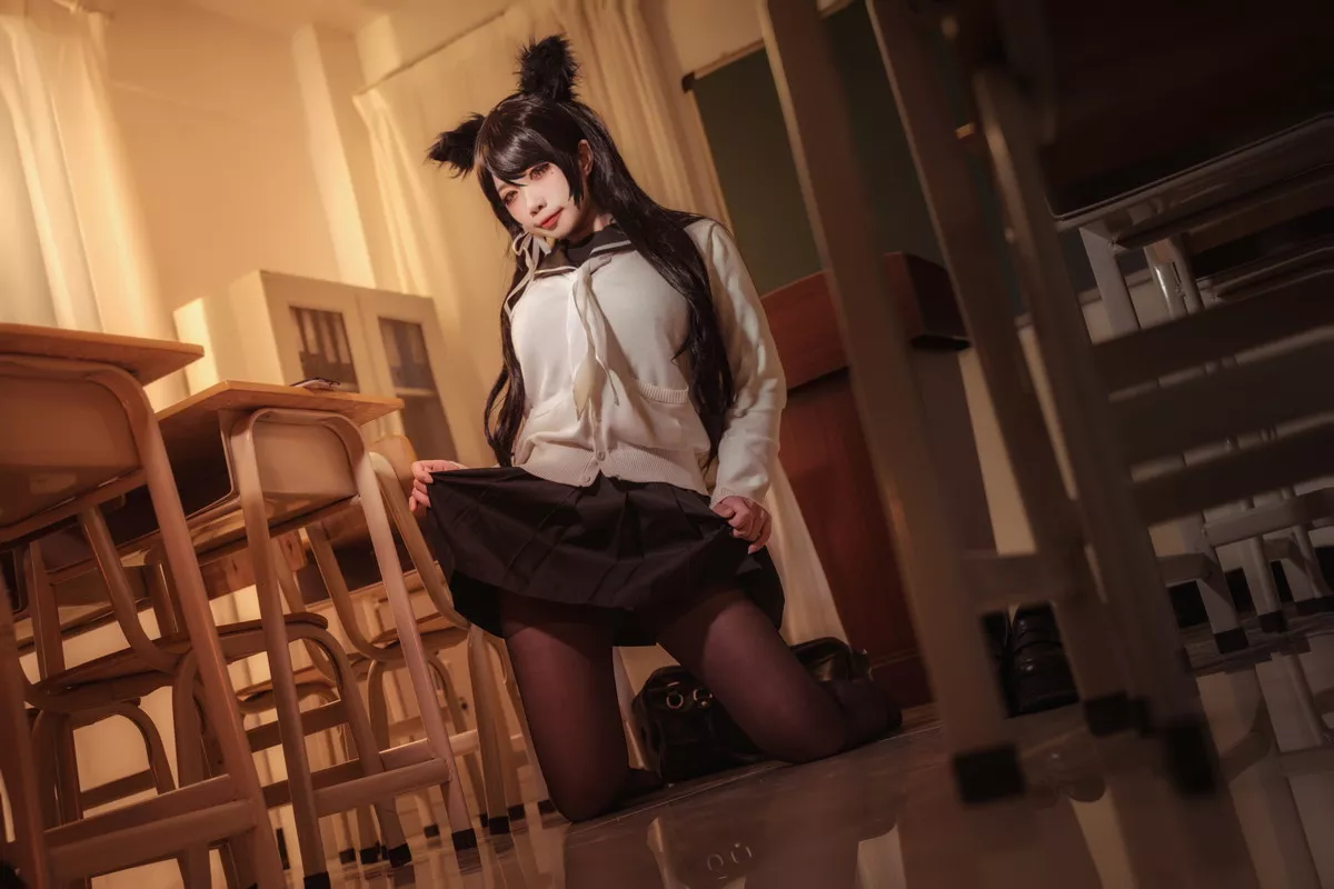 Coser美女贞子蜜桃碧蓝航线主题教室里性感学生制服配超薄黑丝秀美腿诱惑写真35P