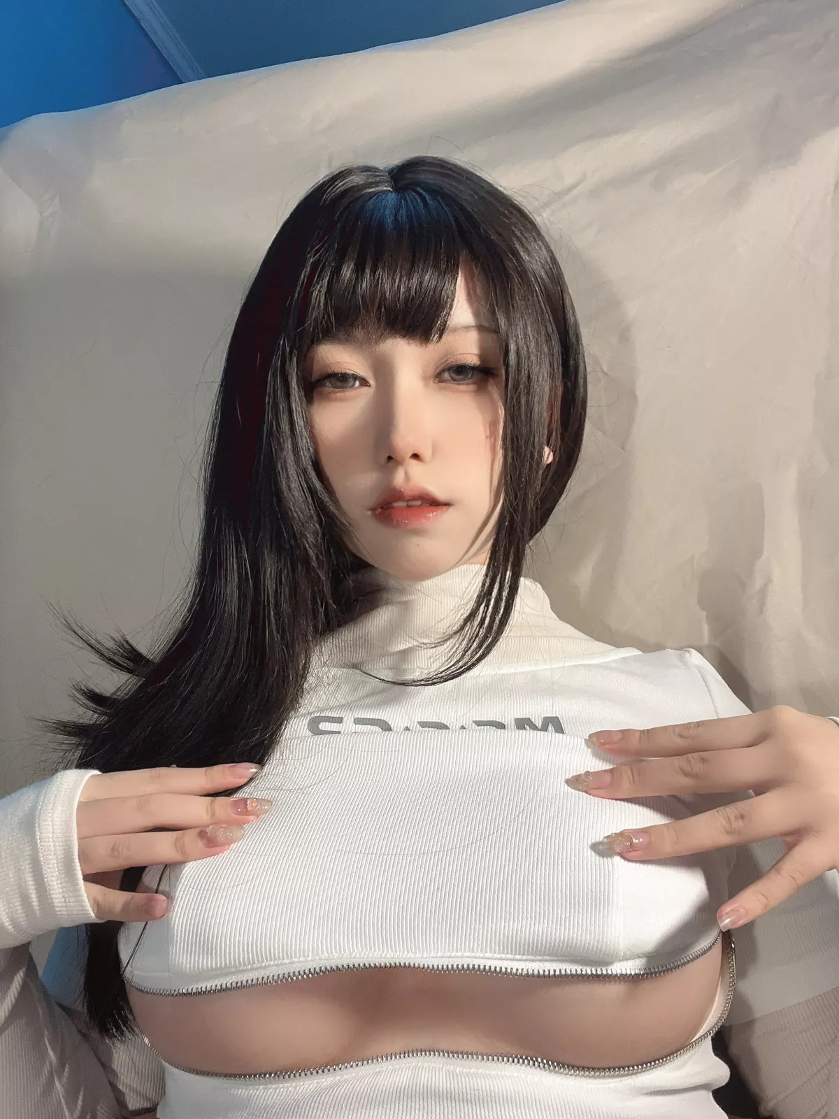网络美女一北亦北吉他妹妹主题私房性感白色开胸服饰半撩秀豪乳翘臀诱惑写真33P
