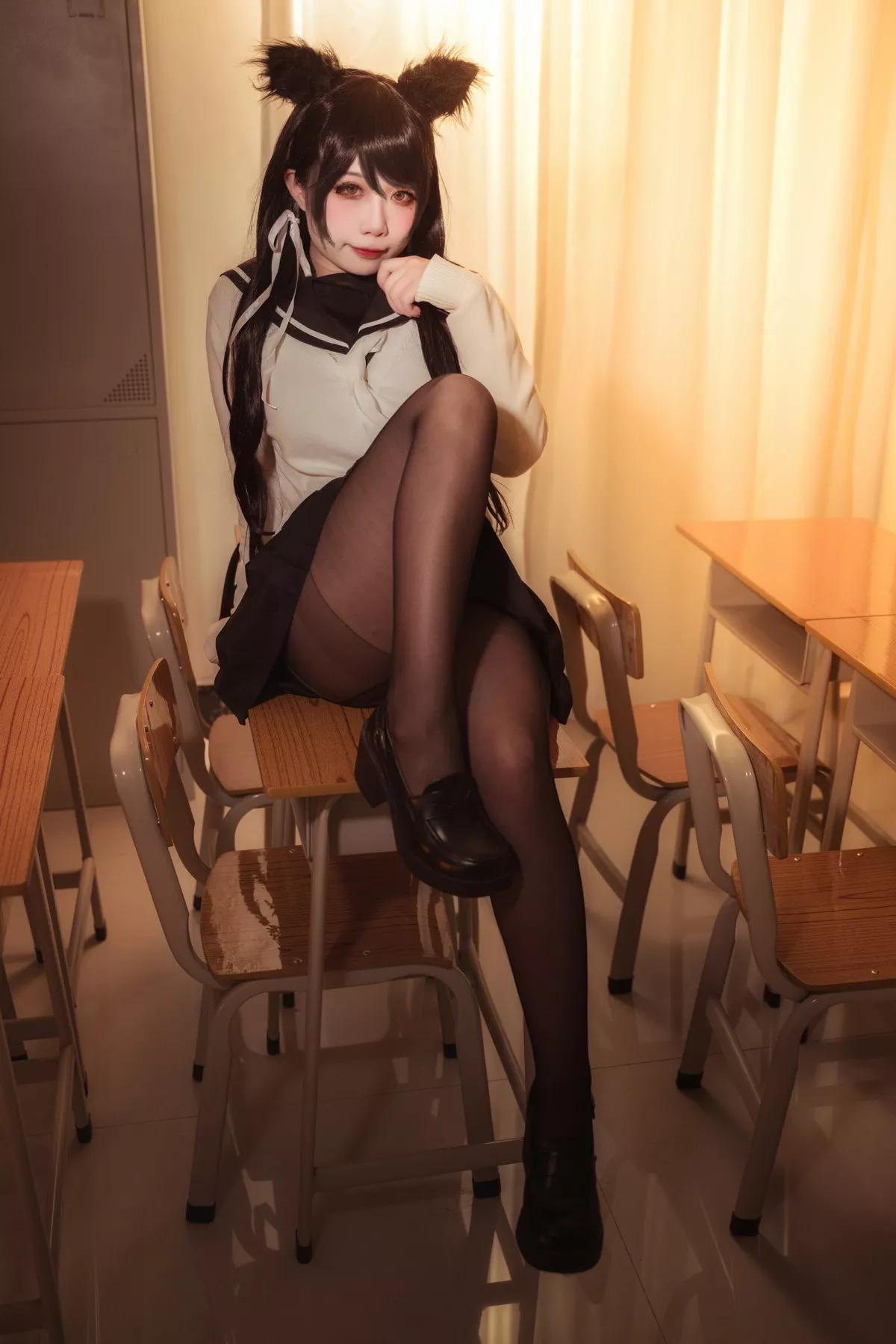 Coser美女贞子蜜桃碧蓝航线主题教室里性感学生制服配超薄黑丝秀美腿诱惑写真35P