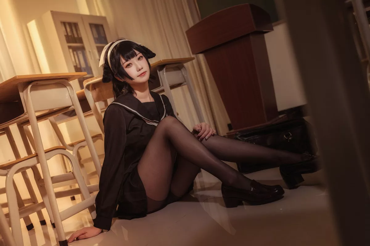 Coser美女贞子蜜桃碧蓝航线主题教室里性感学生制服配超薄黑丝秀美腿诱惑写真35P