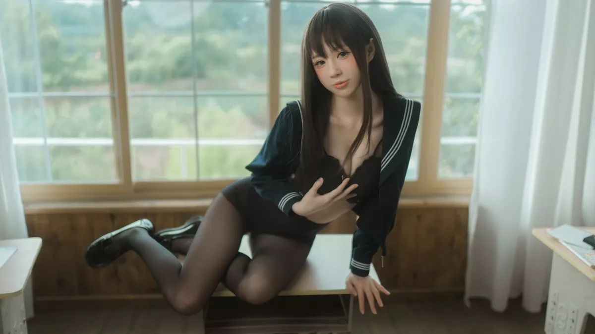 网络美女西园寺南歌与班长的游戏主题教室里性感制服露黑色蕾丝内衣诱惑写真137P