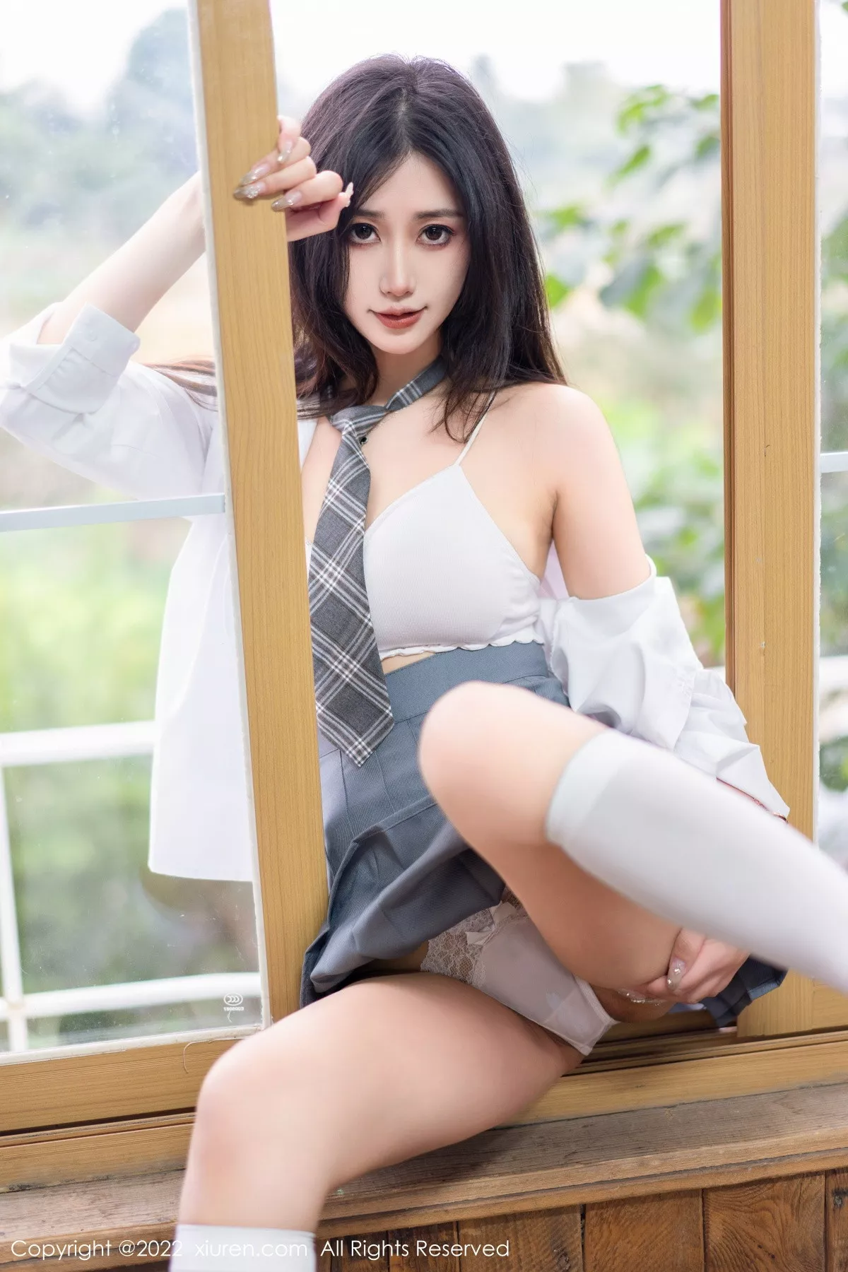 XiuRen第5970期_模特Laura阿姣性感学妹短裙制服露白色内衣秀曼妙身姿迷人写真99P