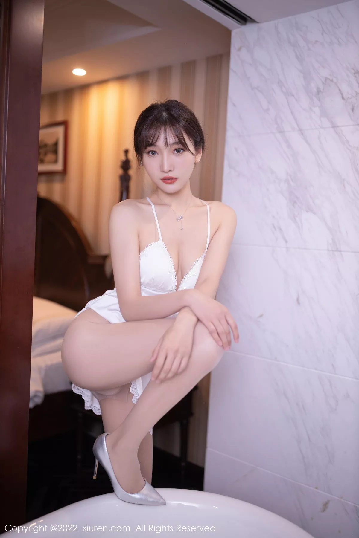 XiuRen第5973期_模特陆萱萱北京旅拍性感白色睡裙配超薄无内肉丝极致诱惑写真82P