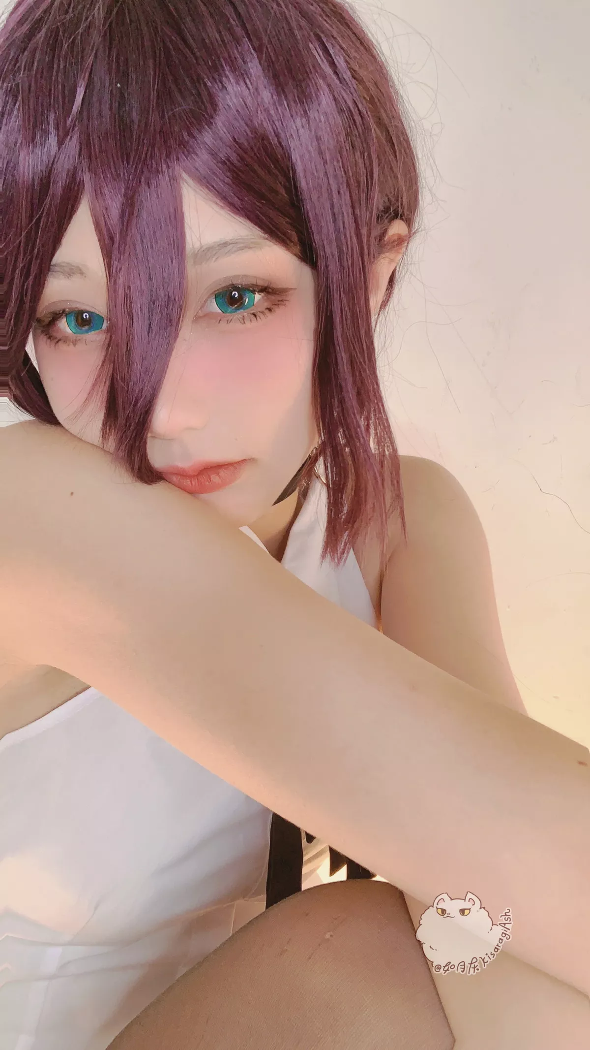 网络美女Ash如月灰电锯人REZE主题性感无袖白T配黑色短裙黑丝袜迷人写真34P