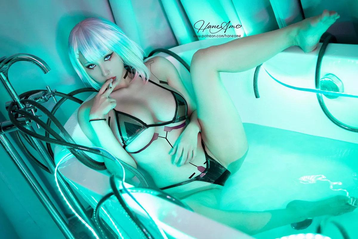 Coser美女雨波_HaneAme-Cyberpunk Lucy主题私房浴缸黑色三点式内衣诱惑写真35P