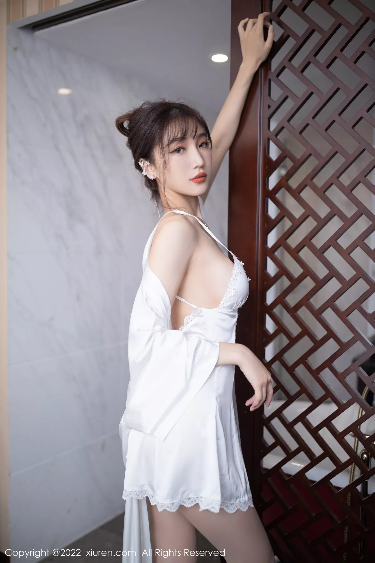 XiuRen第5973期_模特陆萱萱北京旅拍性感白色睡裙配超薄无内肉丝极致诱惑写真82P