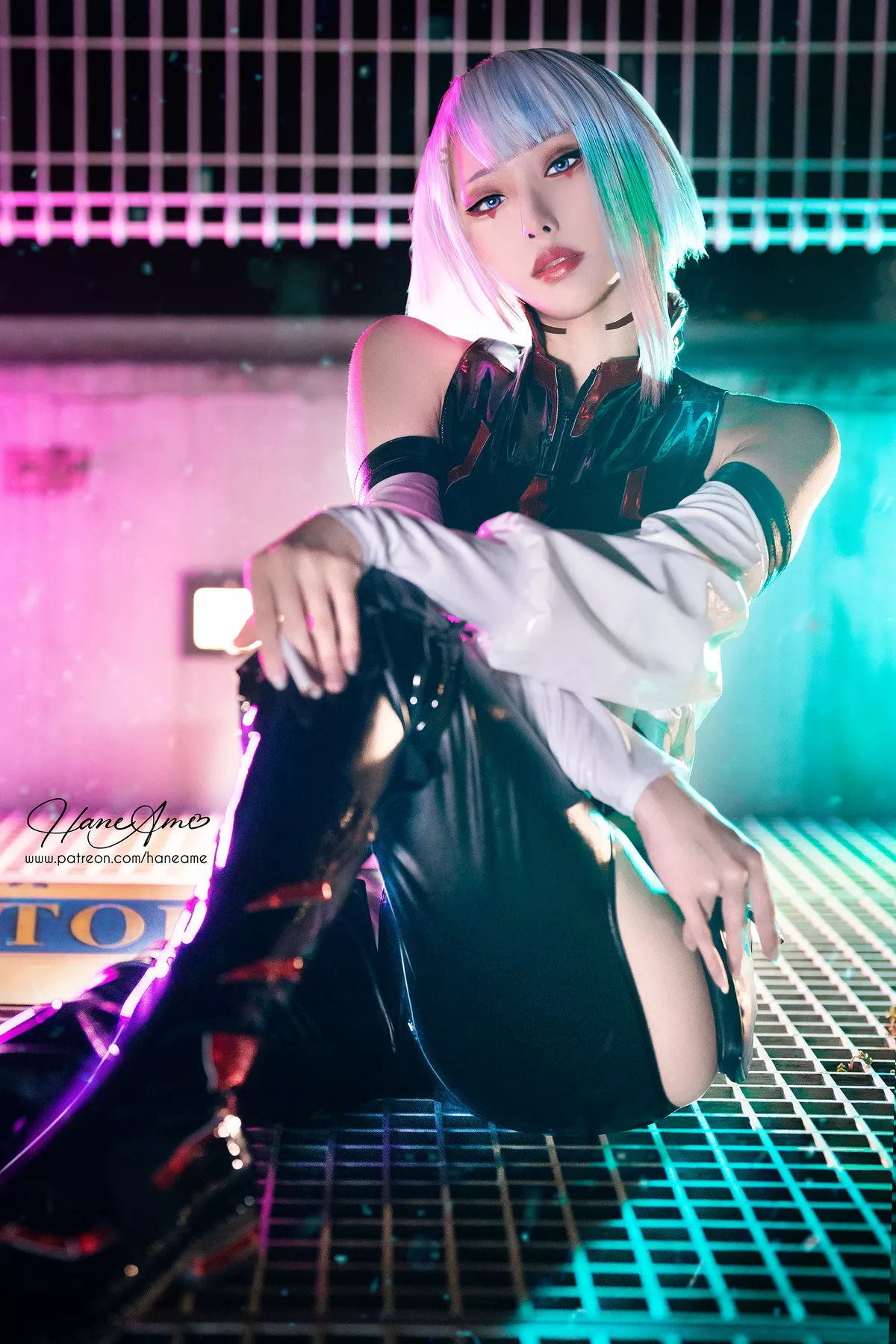 Coser美女雨波_HaneAme-Cyberpunk Lucy主题私房浴缸黑色三点式内衣诱惑写真35P