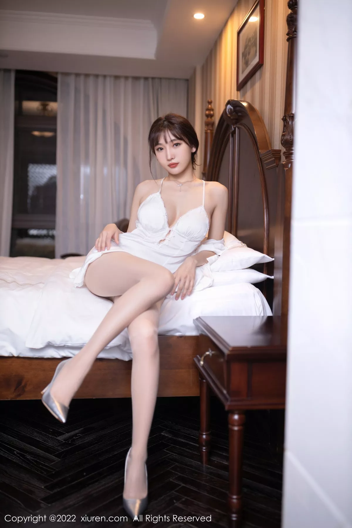 XiuRen第5973期_模特陆萱萱北京旅拍性感白色睡裙配超薄无内肉丝极致诱惑写真82P