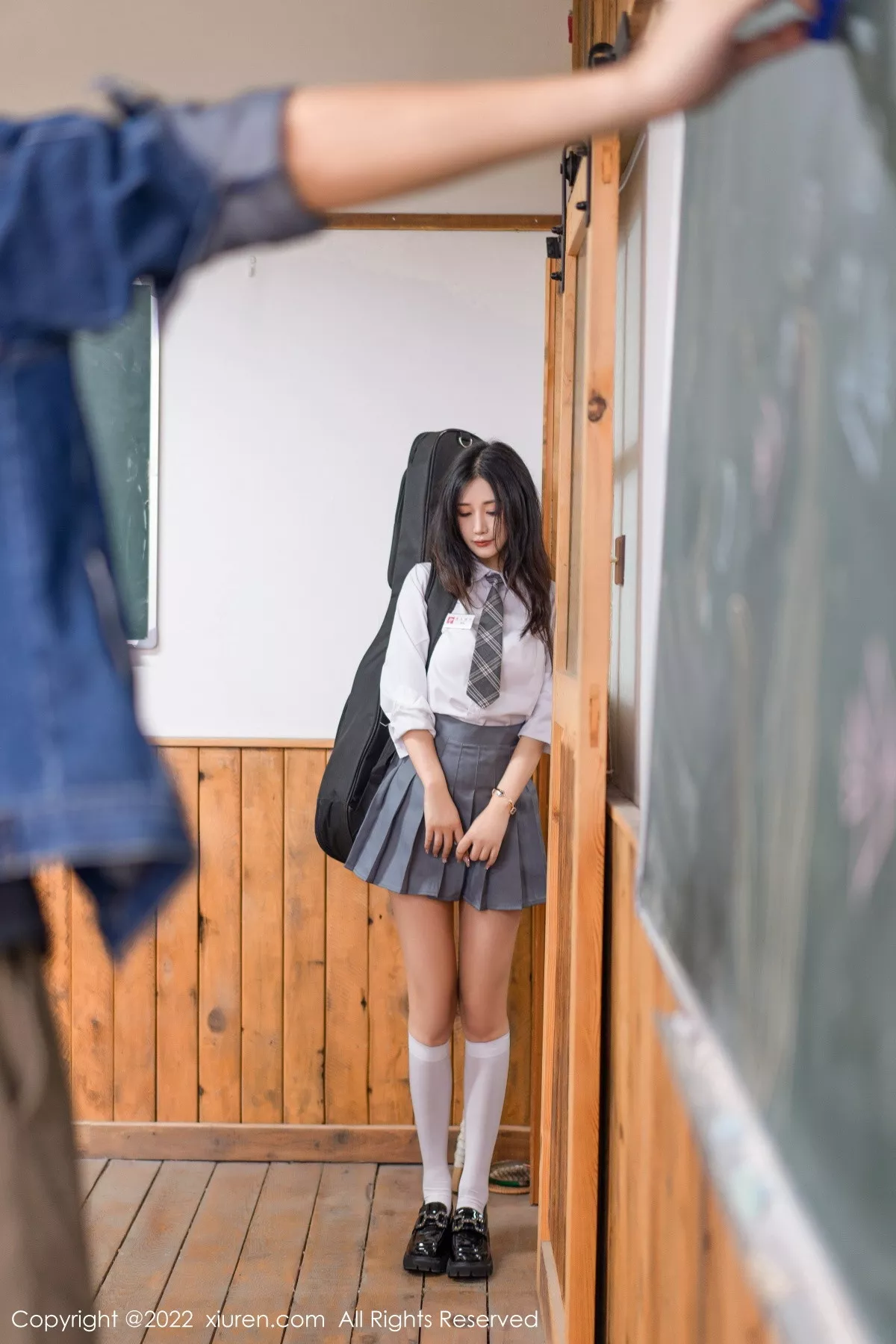 XiuRen第5970期_模特Laura阿姣性感学妹短裙制服露白色内衣秀曼妙身姿迷人写真99P