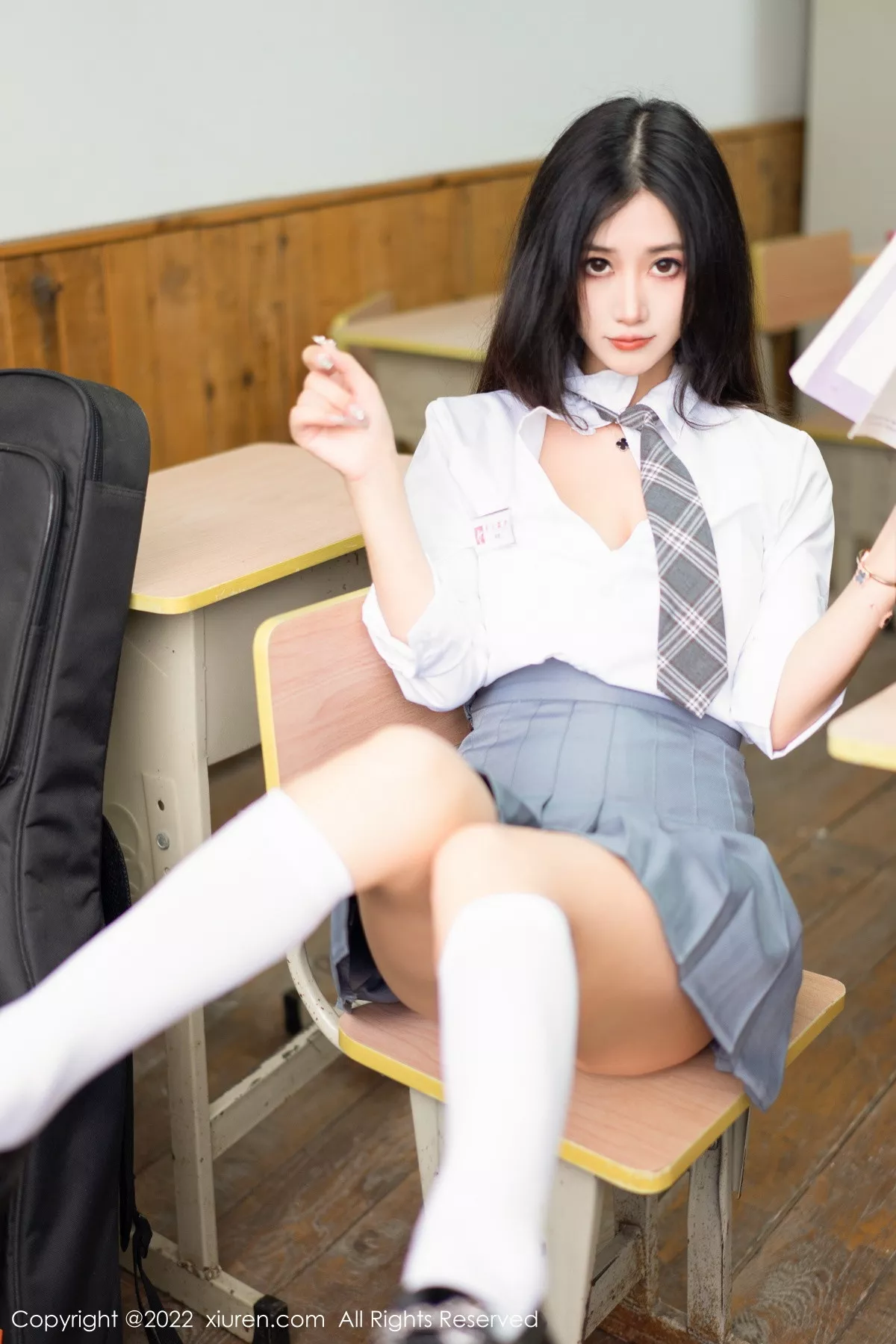 XiuRen第5970期_模特Laura阿姣性感学妹短裙制服露白色内衣秀曼妙身姿迷人写真99P