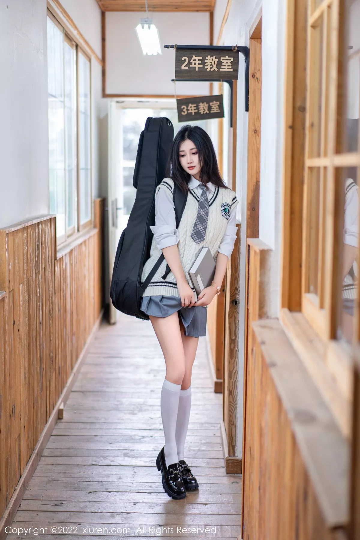 XiuRen第5970期_模特Laura阿姣性感学妹短裙制服露白色内衣秀曼妙身姿迷人写真99P