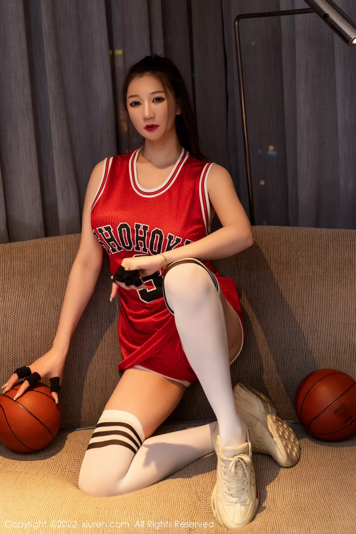 XiuRen第5969期_模特顾乔楠Cora阳朔旅拍性感红色球衣秀魔鬼身材撩人诱惑写真72P