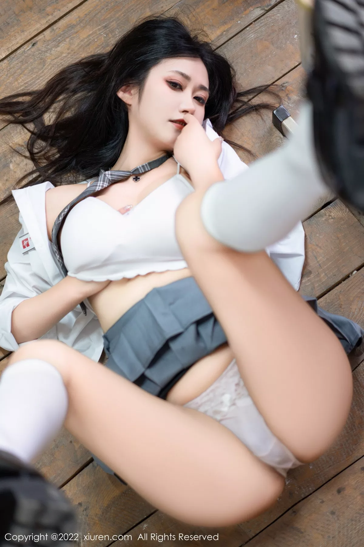 XiuRen第5970期_模特Laura阿姣性感学妹短裙制服露白色内衣秀曼妙身姿迷人写真99P