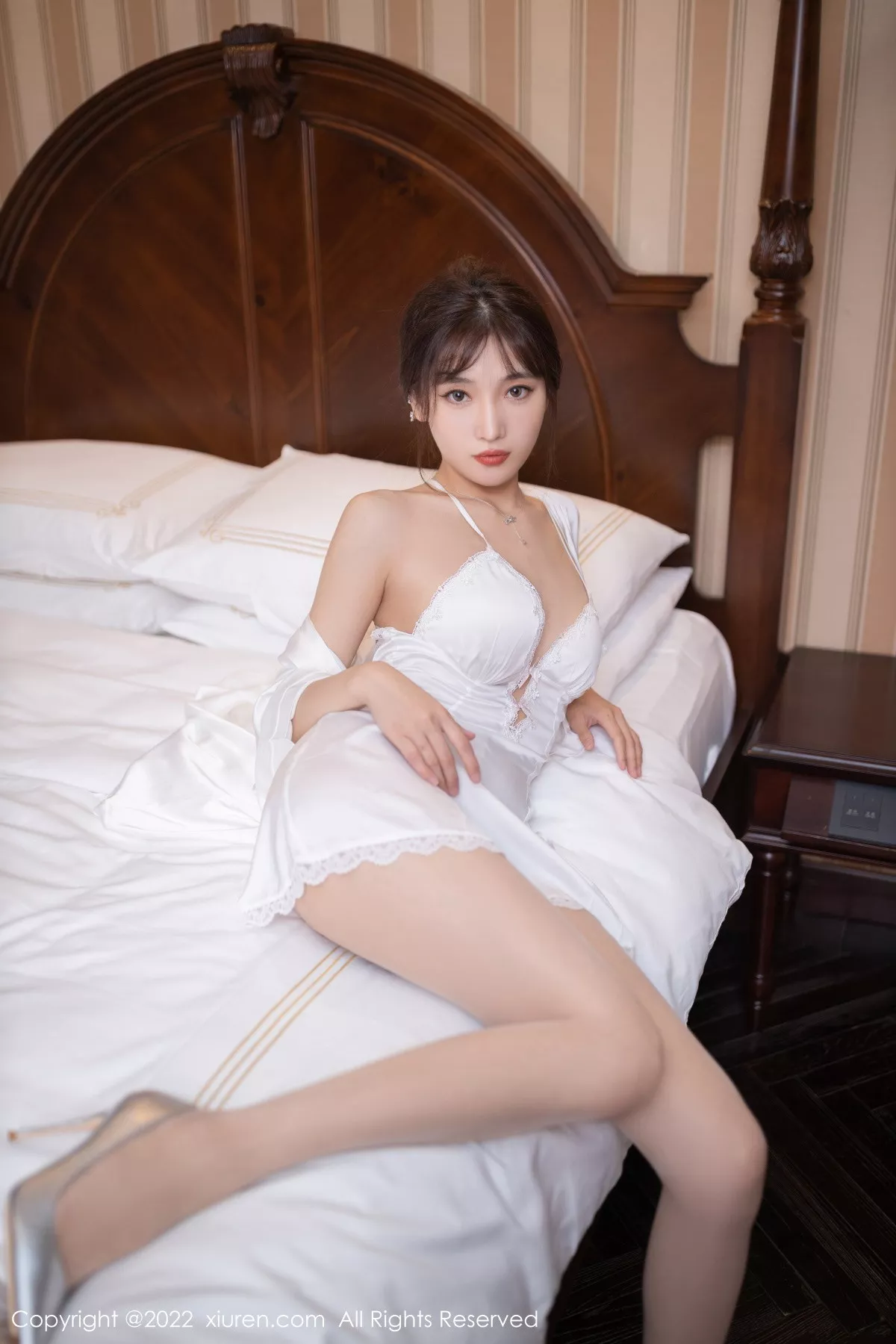 XiuRen第5973期_模特陆萱萱北京旅拍性感白色睡裙配超薄无内肉丝极致诱惑写真82P