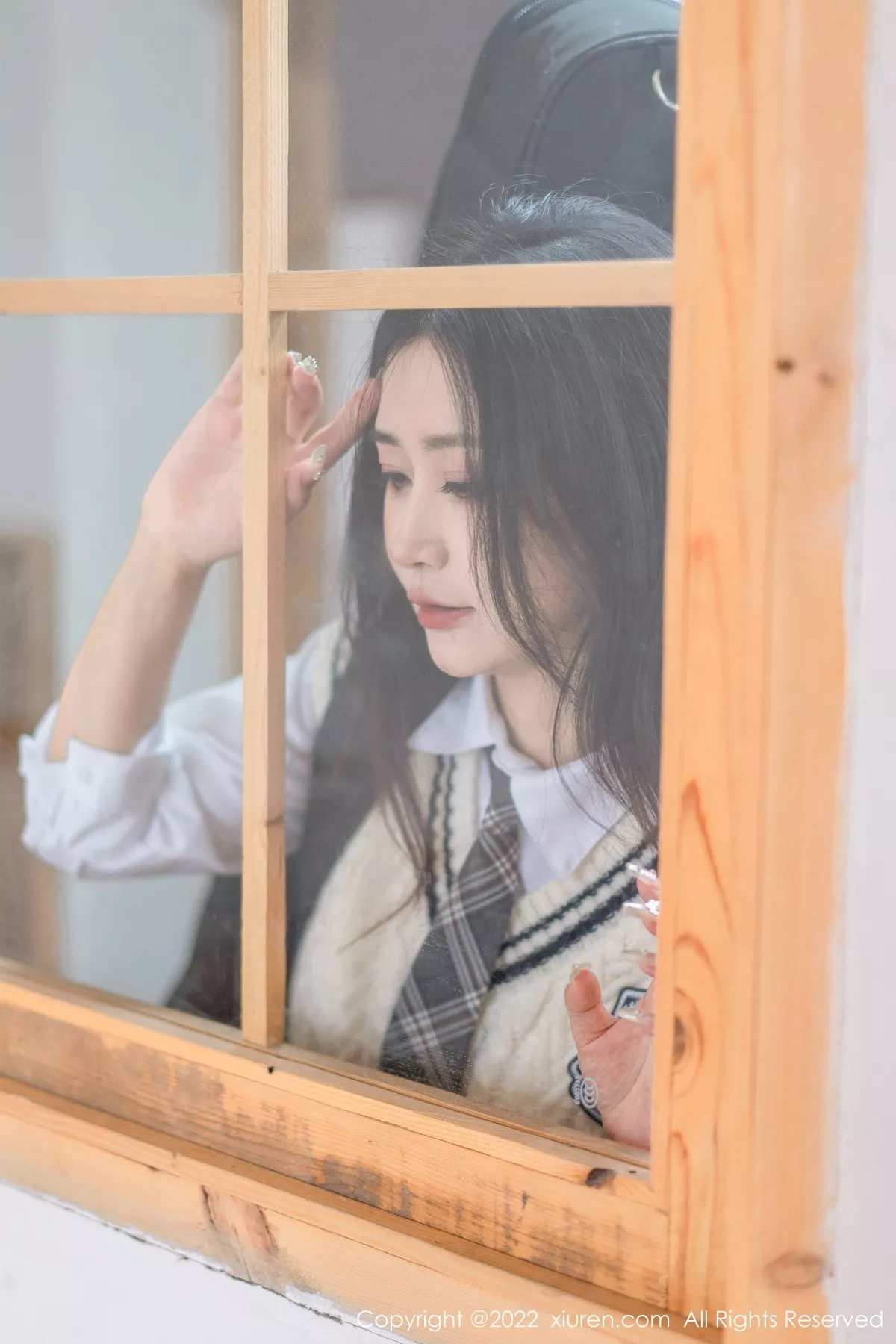 XiuRen第5970期_模特Laura阿姣性感学妹短裙制服露白色内衣秀曼妙身姿迷人写真99P