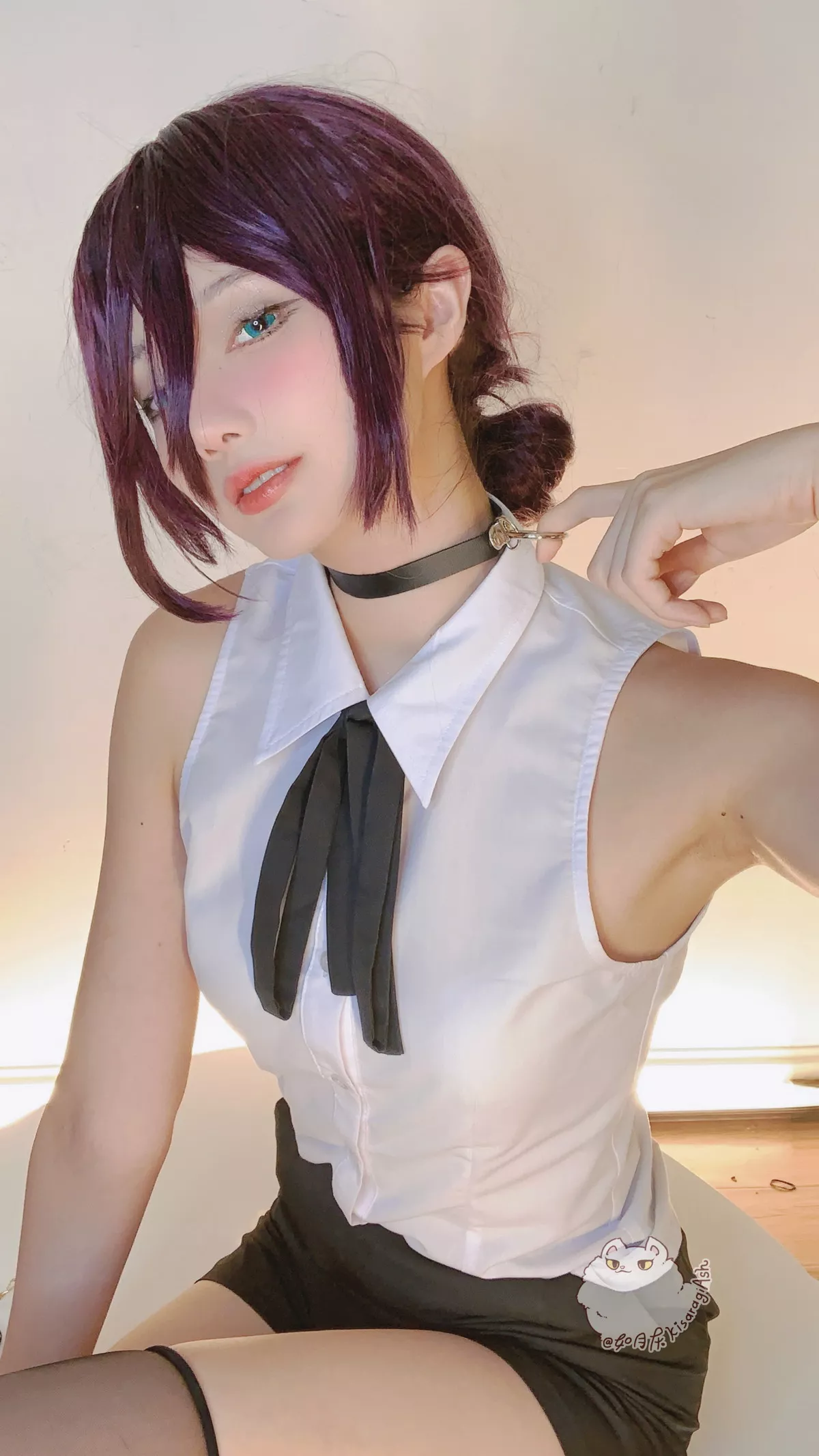 网络美女Ash如月灰电锯人REZE主题性感无袖白T配黑色短裙黑丝袜迷人写真34P