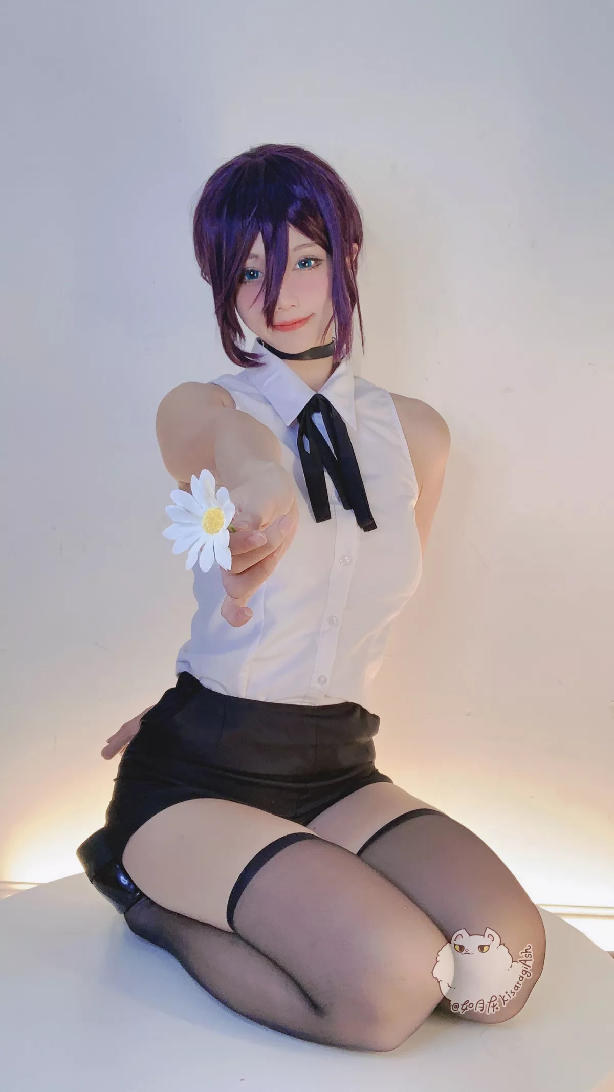 网络美女Ash如月灰电锯人REZE主题性感无袖白T配黑色短裙黑丝袜迷人写真34P